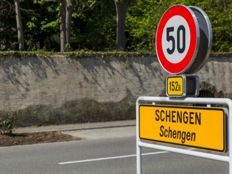 Романија и Бугарија се приклучуваат на Шенген додека камионите чекаат на границата