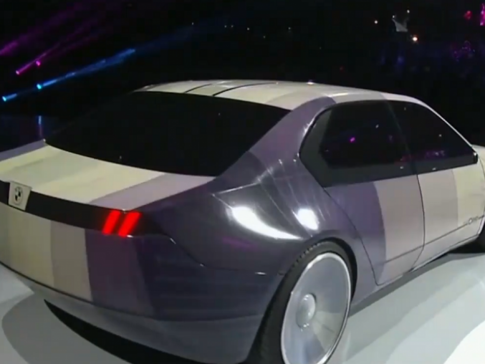 БМВ го претстави најновиот прототип што ја менува бојата во секунда