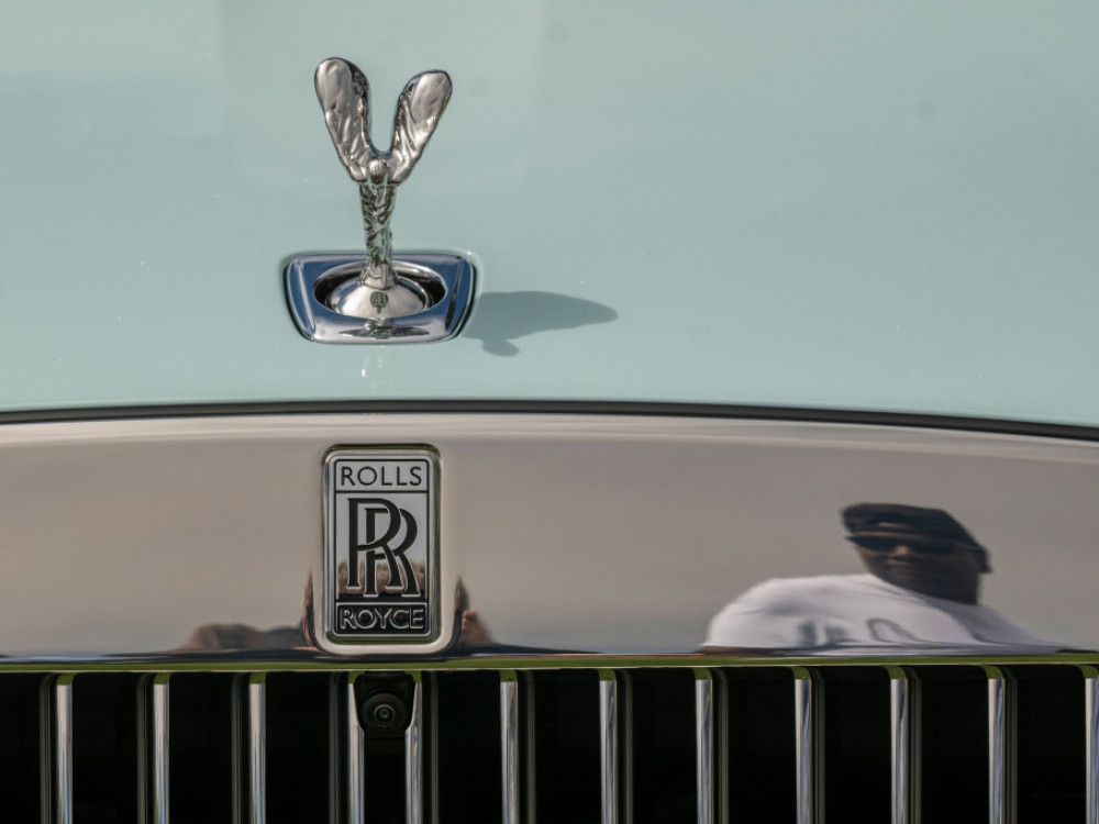 Од „Ролс Ројс“ велат дека богатите продолжуваат да купуваат луксузни возила