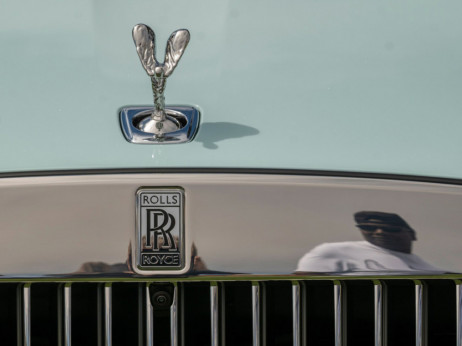 Од „Ролс Ројс“ велат дека богатите продолжуваат да купуваат луксузни возила