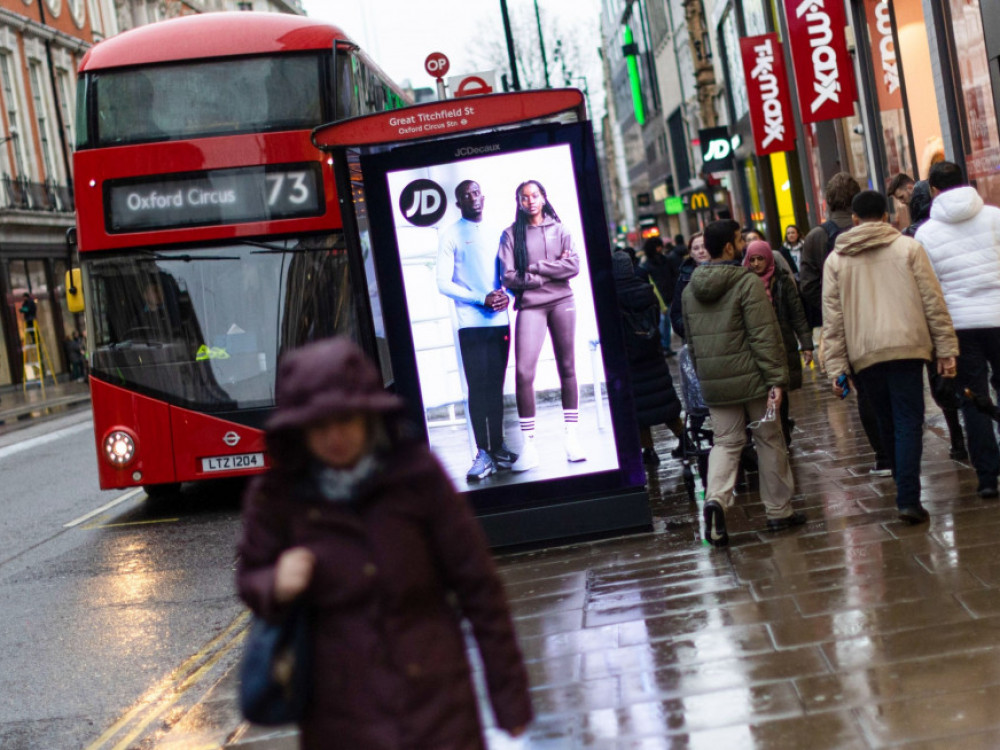 Британија може да избегне рецесија засега поради добрата потрошувачка