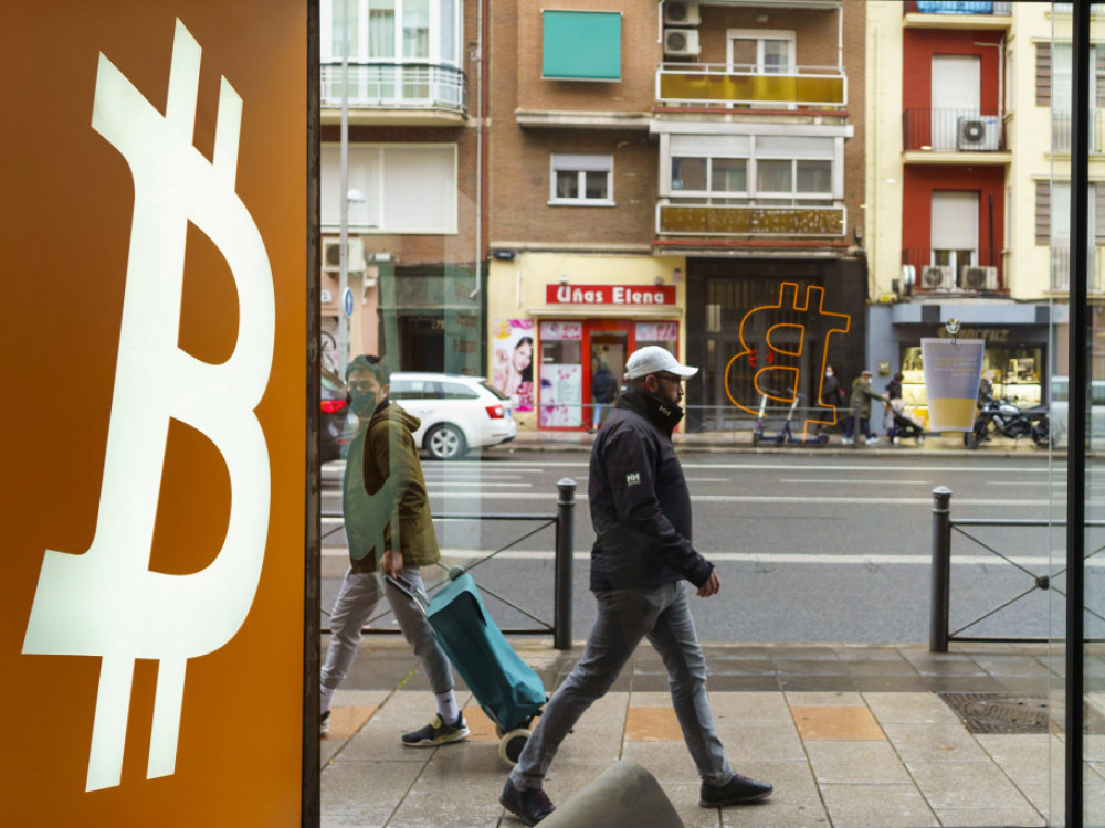 Биткоинот надмина 21.000 долари поради оптимизмот со помалата инфлација