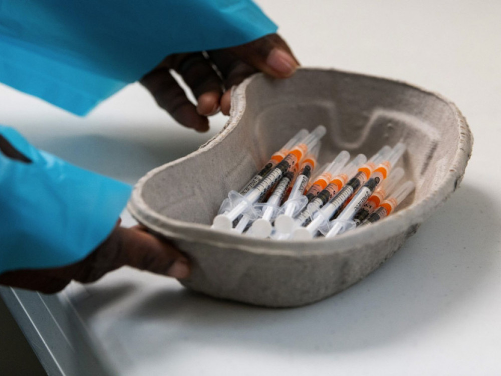 Двовалентна вакцина на „Фајзер“ поврзана со мозочни удари: Првични податоци