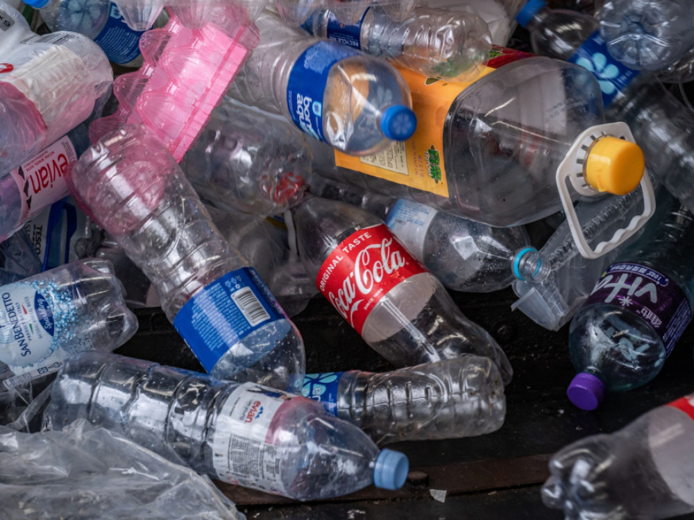 Обединетото Кралство воведува поврат на пари за пластични шишиња и лименки