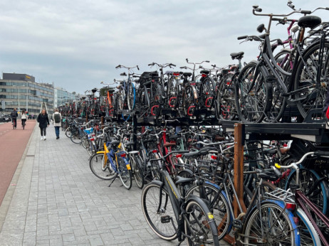 Амстердам отвара подводна гаража за 7.000 велосипеди