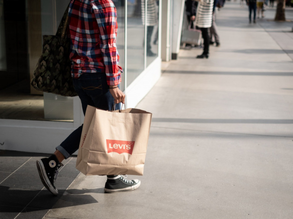 Тесните фармерки нема да умрат, вели директорот на „Левис“