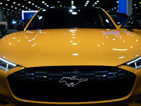 „Форд“ ја намали цената на електричниот „мустанг“ како одговор на „Тесла“