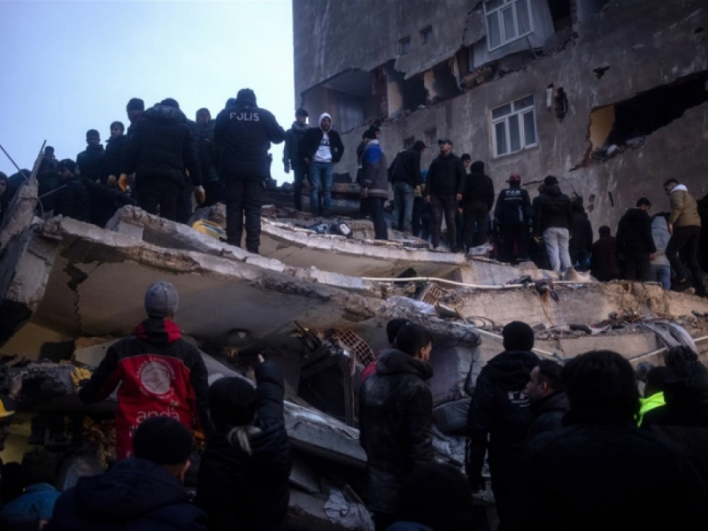 Катастрофален земјотрес меѓу Турција и Сирија, стотици загинати