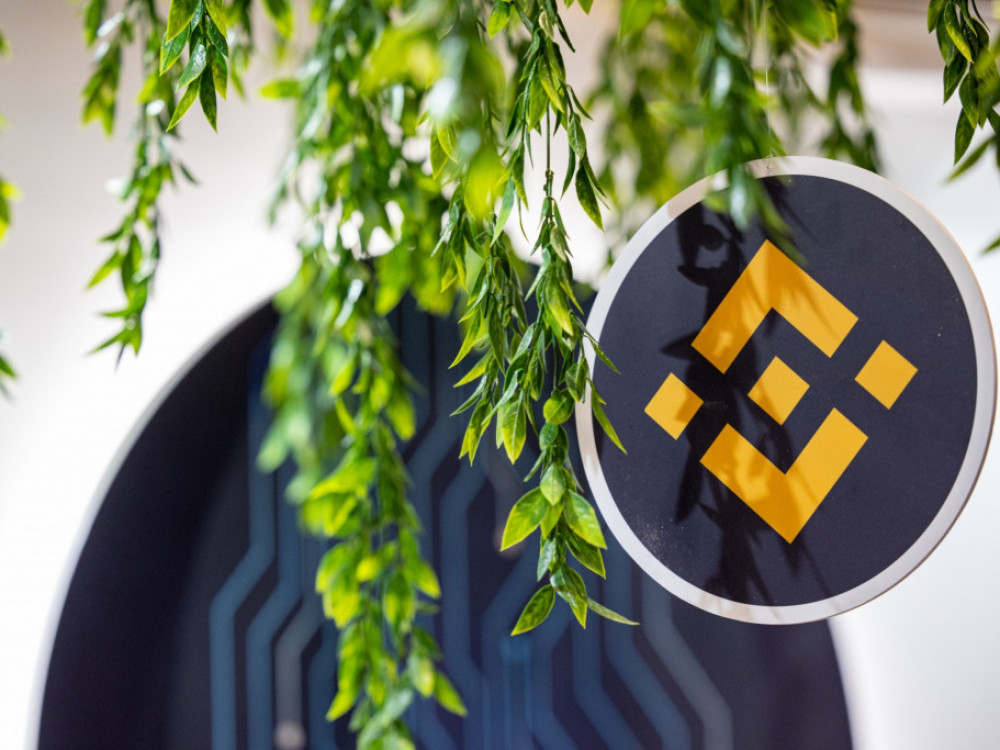 „Бајненс“ привремено ќе ја запре исплатата во долари преку банките