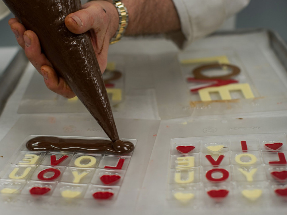 Ах, љубов: Светот троши милијарди на „линдт“, кај нас романтичната вечера најевтина