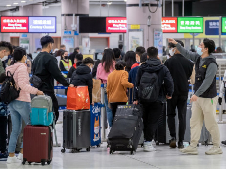 Расте бројот на патници на аеродромот во Хонгконг со отворањето на Кина