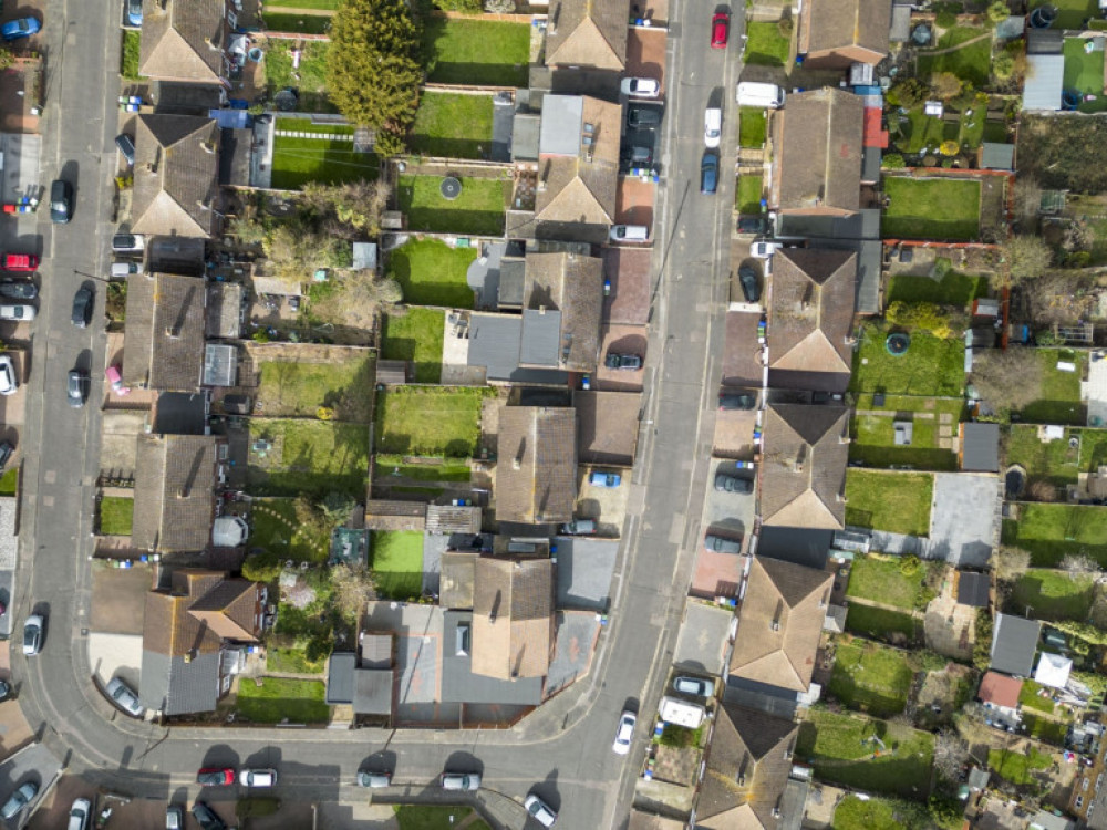 Цените на куќите во Британија паѓаат со најсилно темпо од 2012 година