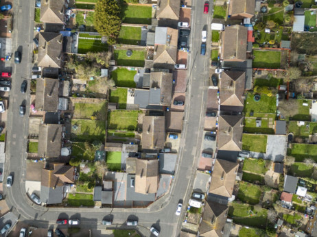 Цените на куќите во Британија паѓаат со најсилно темпо од 2012 година