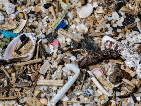 Во океаните има 170 илјади милијарди парчиња пластичен отпад