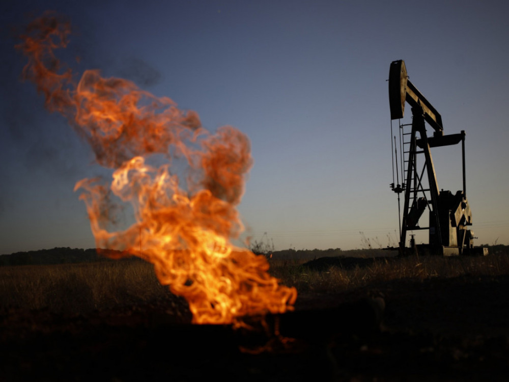 Нафтата ги одржува овонеделните загуби и покрај намалените резерви