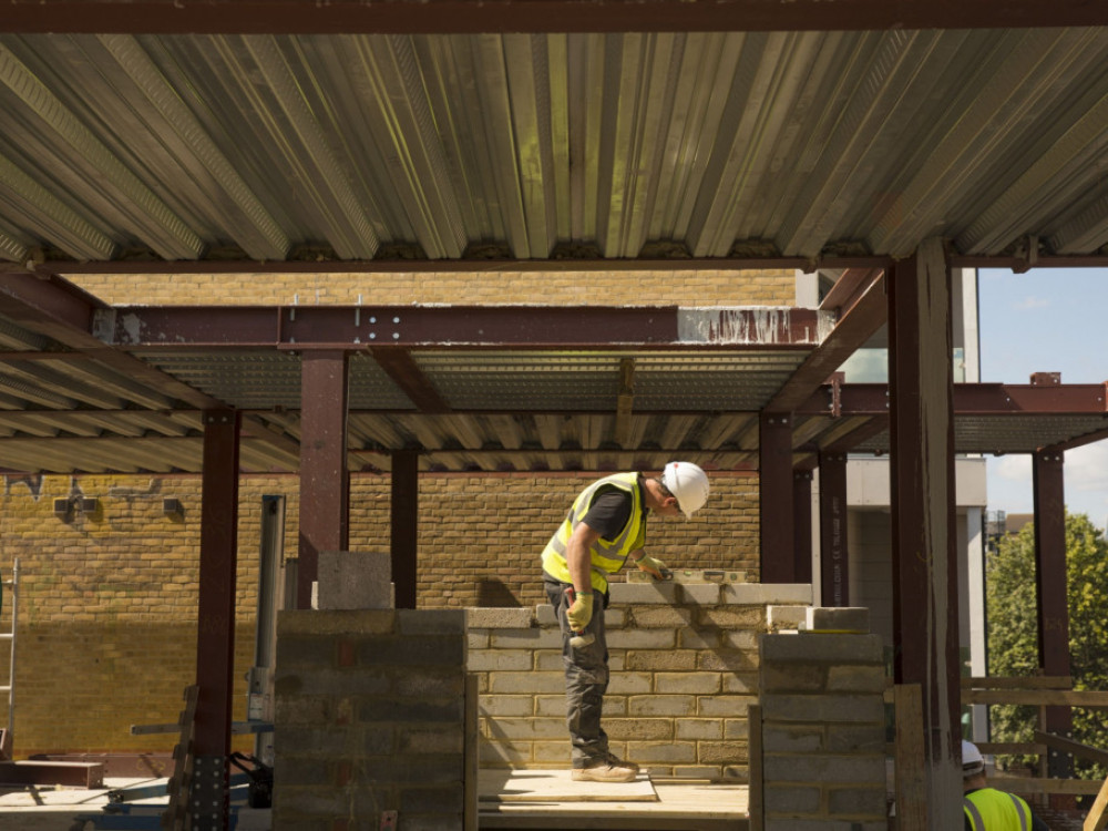 ОК ги олеснува правилата за имиграција на градежни работници