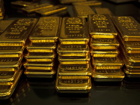 Инвеститорите се држат до златото додека се чека крај на растот на каматите