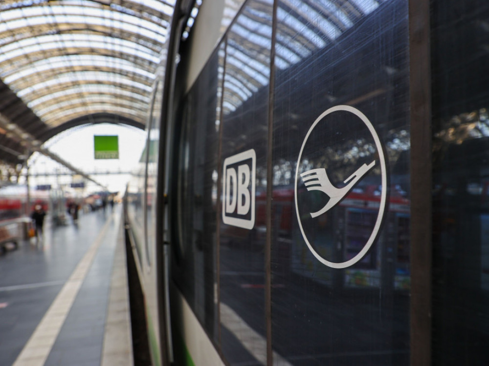 Штрајк на работниците на аеродромите и железницата ја блокира Германија