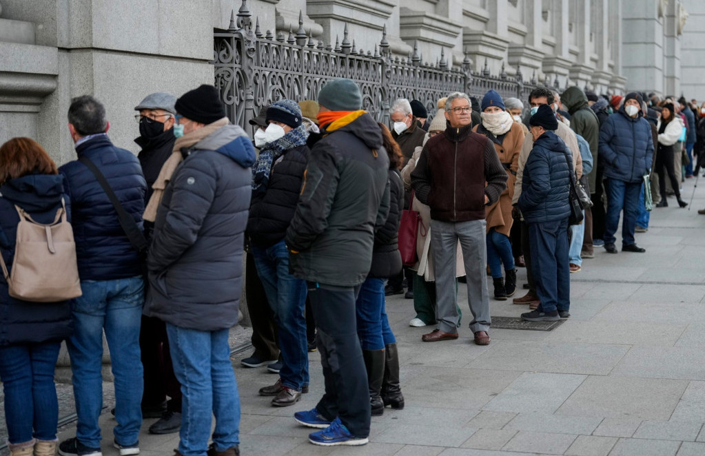 Малите инвеститори чекаат на ред да купат државни обврзници. Што се случува?