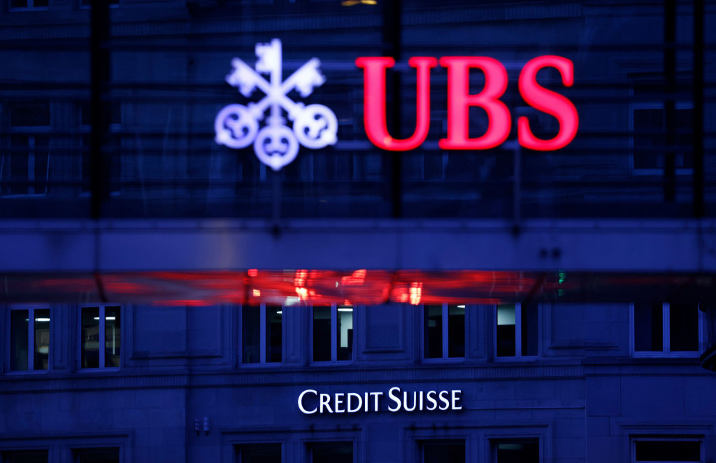 УБС ќе ги соедини домашните операции на „Кредит суис“, брендот умира