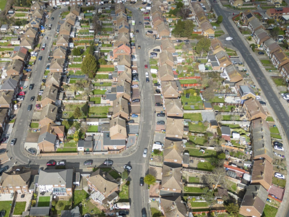 Цените на куќите во Велика Британија паѓаат побрзо од очекуваното