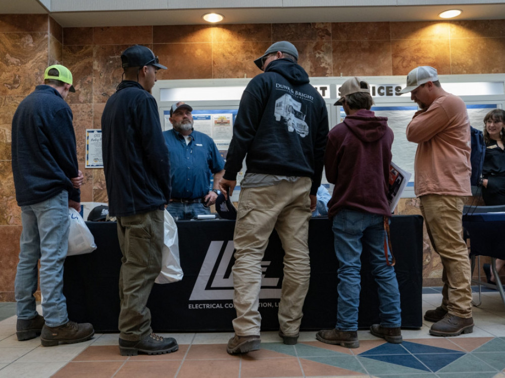 Умерено вработување во САД, невработеноста паѓа