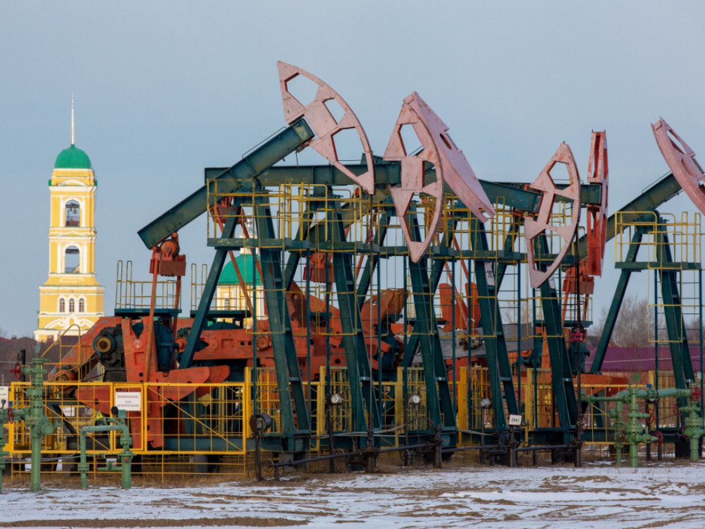 Русија тврди дека во март дневно произведувала 700.000 барели помалку нафта