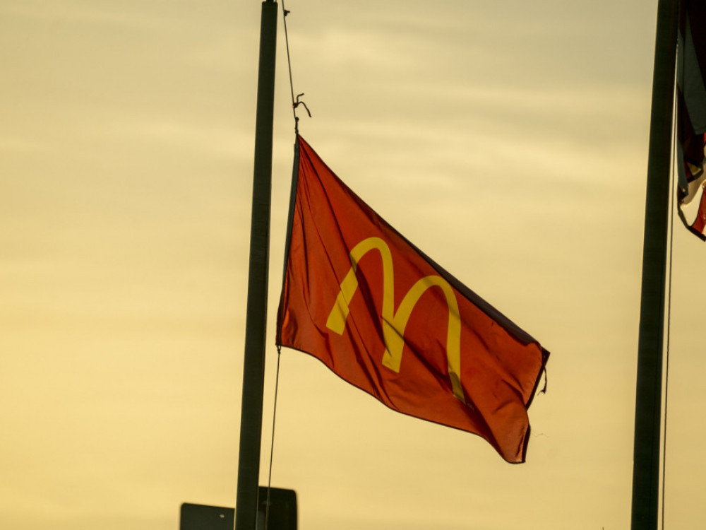 „Мекдоналдс“ го намалува надоместокот за вработените, има и откази