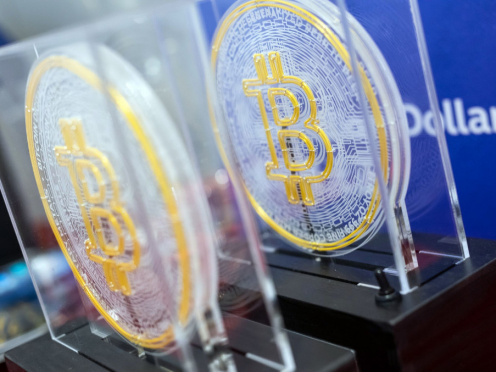 Биткоинот заглави близу 30.000 долари по најголемиот месечен пад