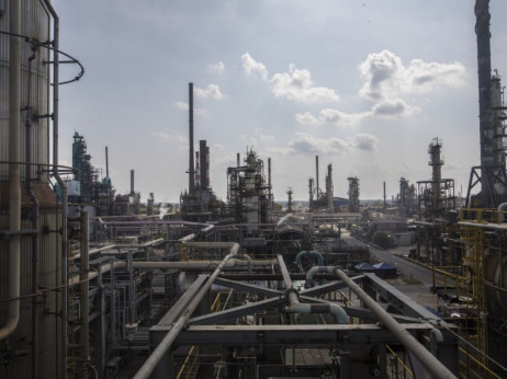 Нафтата се враќа кон цените пред ОПЕК+ да го скрати производството
