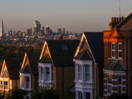 Скапите хипотеки ги туркаат цените на становите во Британија