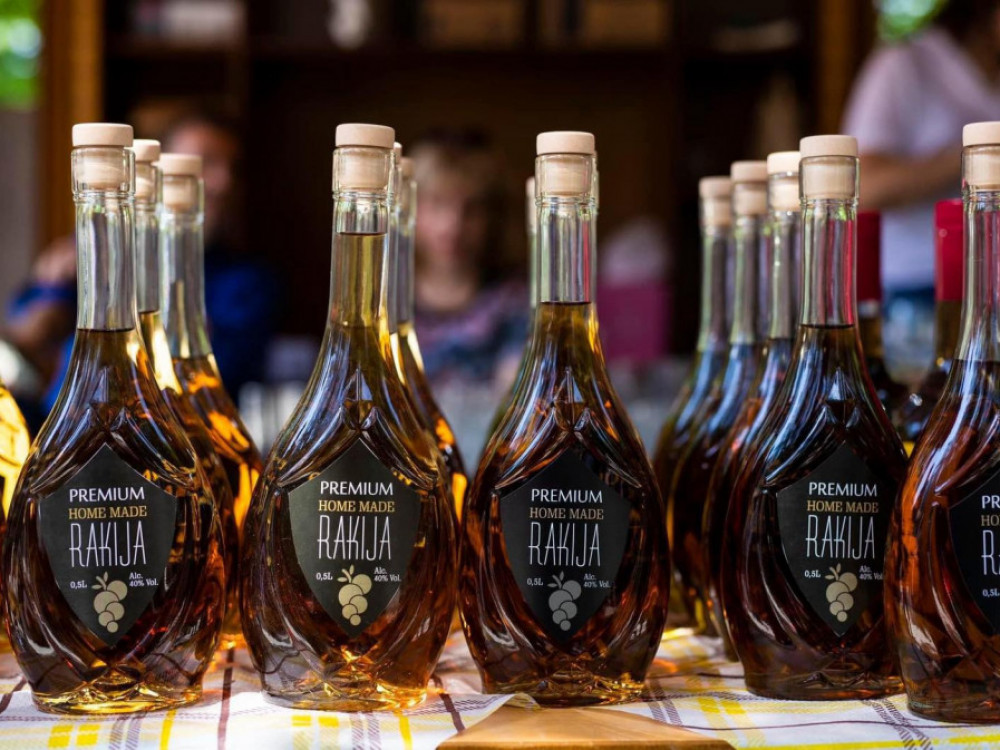 Пет вести за почеток на денот: Увозот на ракија двојно се зголемил