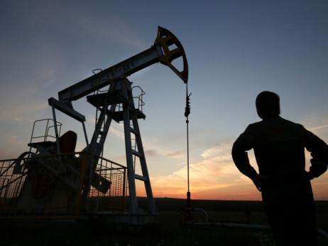 Нафтата е на пат да оствари шести последователен месечен пад