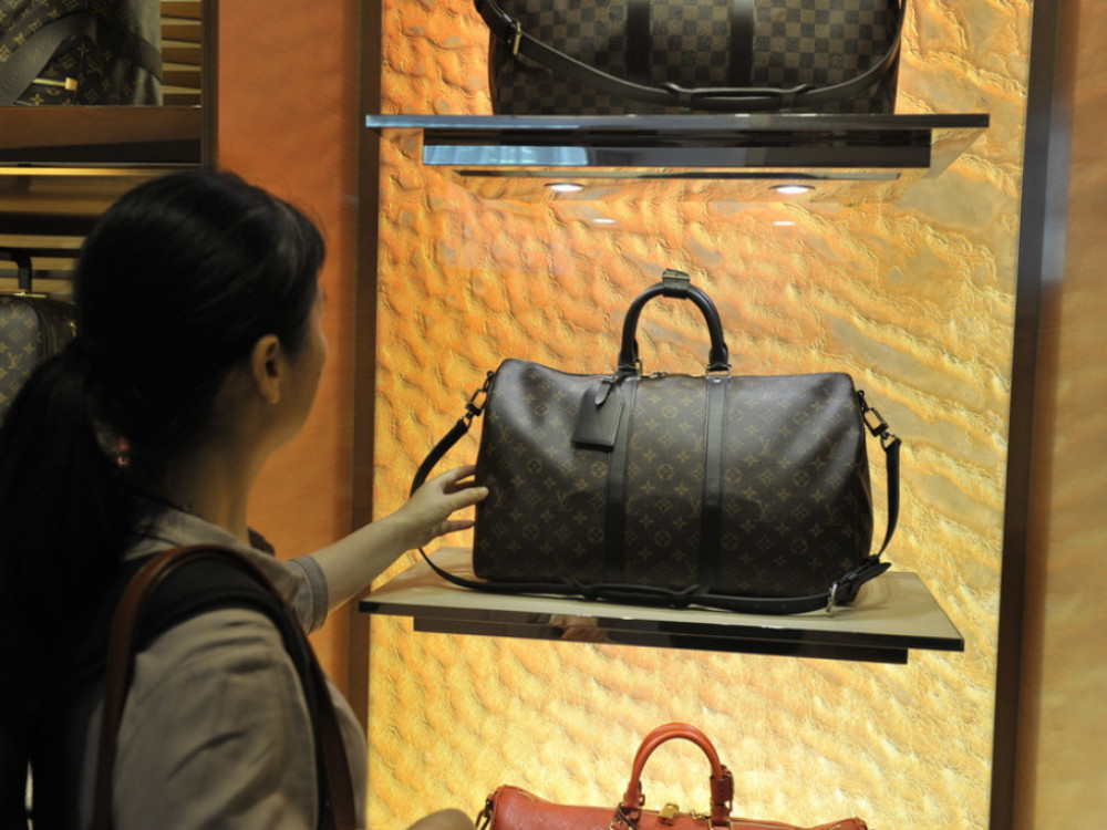 Помина еуфоријата - забавува продажбата на луксузни производи