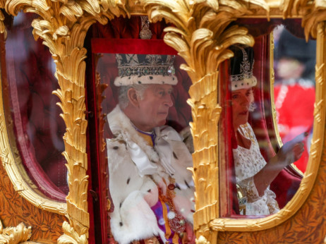 Колку е „тешка“ круната на кралот Чарлс Трети?