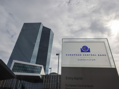 ЕЦБ не ги убеди економистите дека каматите ќе останат високи долго време
