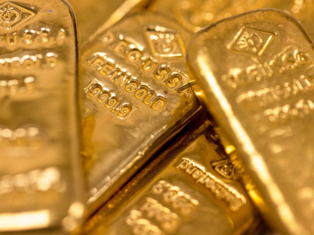 Златото се одржува стабилно над границата од 2.000 долари за унца