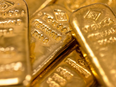 Златото се одржува стабилно над границата од 2.000 долари за унца