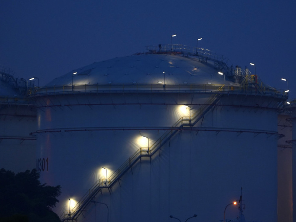 Нафтата поевтинува четврти ден по ред поради загриженоста за побарувачката