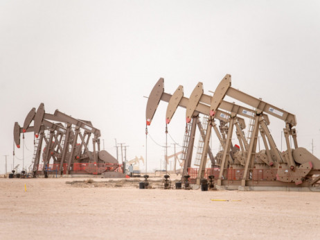Нафтата паѓа трета сесија под притисок на преговорите за американскиот долг