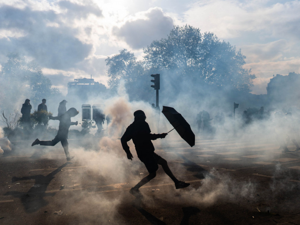 Францускиот бес поради пензиските реформи ги предводи светските протести