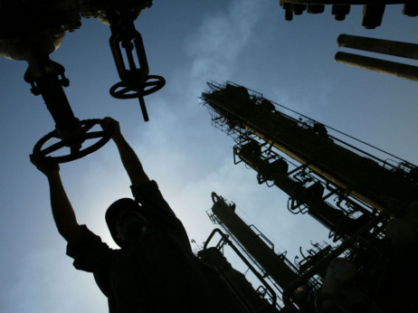 Расте цената на нафтата, брент надмина 95 долари за барел
