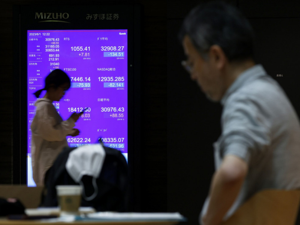 Приносите од обврзници растат, акциите паѓаат