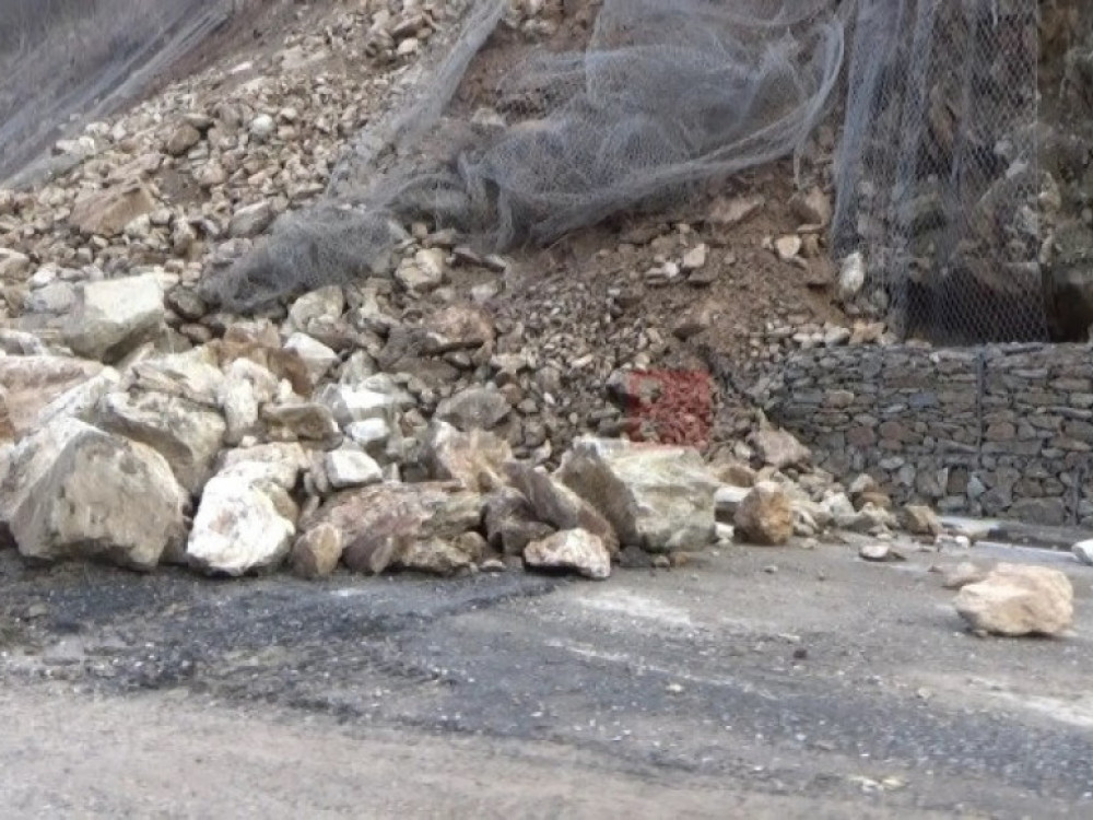 Поплави и свлечишта ја блокираа Македонија