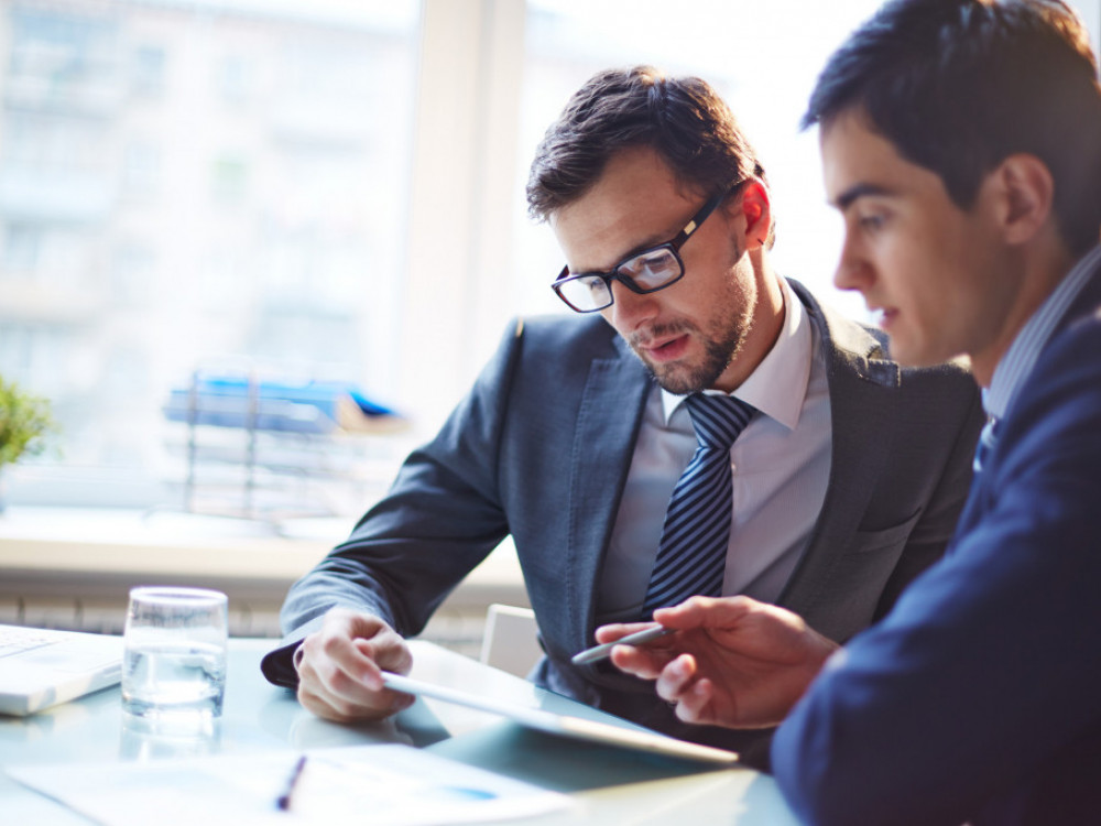 Менаџерите ги слушаат аналитичарите, па делуваат спротивно