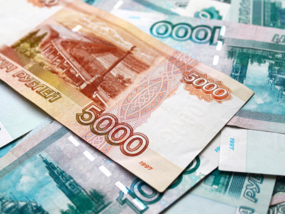 Русија разгледува нови мерки за да го спречи падот на рубљата