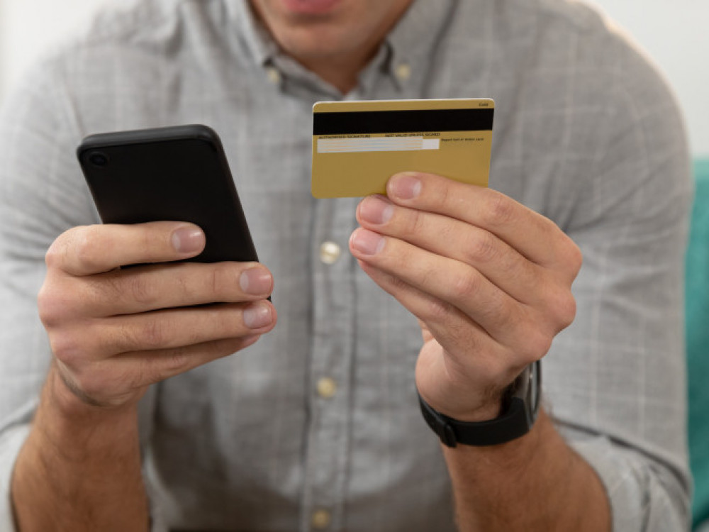 Банките ги „дерат“ онлајн трговците за промет со платежни картички