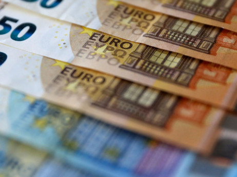 Европејците му се верни на штедењето во банки, но тоа скапо ги чини