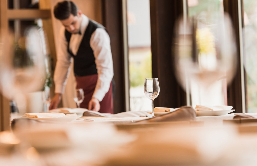 Угостителите стравуваат дека ќе има недостиг од кадар за летната сезона