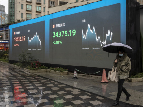 Пад на акциите во Азија, доларот зајакна